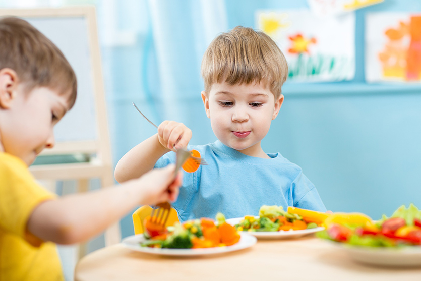 Servicio de cocina y de monitor escolar